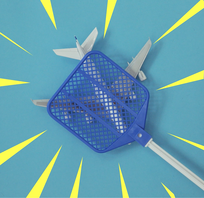 En blå fluesmækker der slår ned på en legetøjsflyvemaskine
