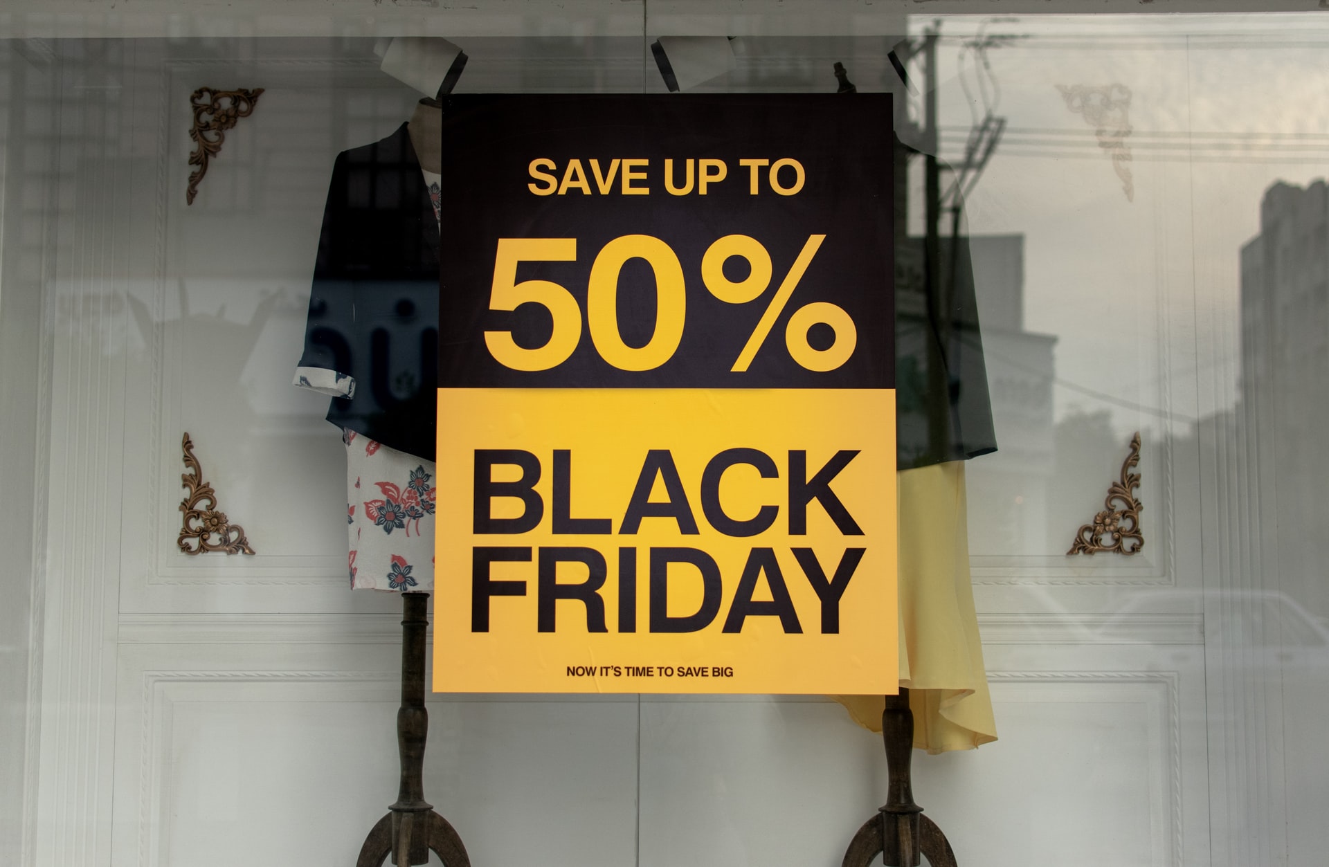 Black friday reklameskilt hvor der på engelsk står spar op til halvtreds procent