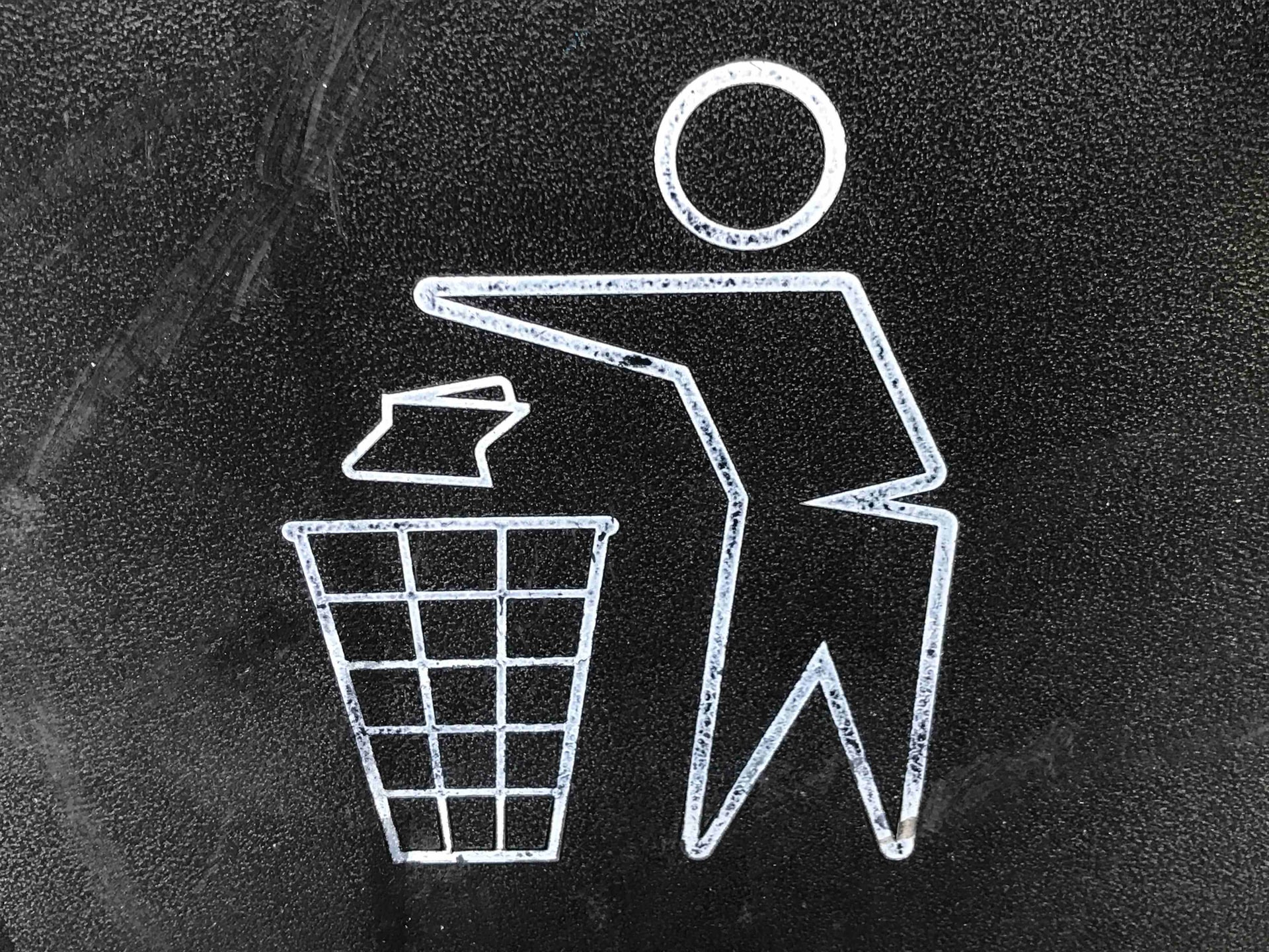 Grafik af en person der smider affald i en skraldespand