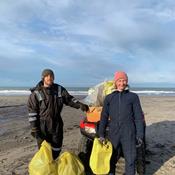 Julie og Jens renser strande for affald