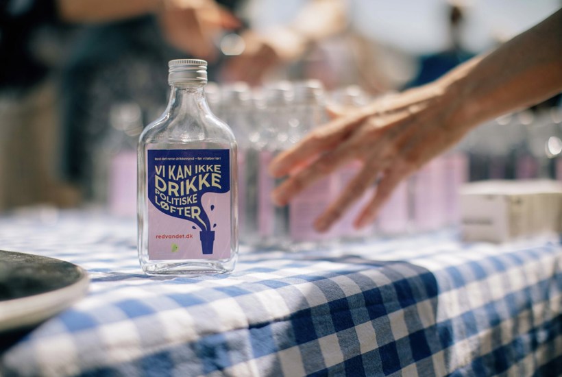 Regeringen forbyder PFAS-pesticider – men den giftigste er stadig lovlig