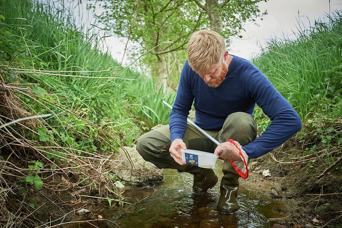 Morten forvandler muddergrøfter til rindende vandløb